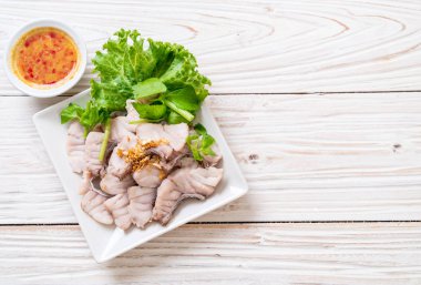 Soslu ve sebzeli haşlanmış balık sosu.