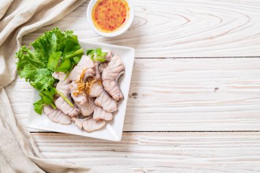 Soslu ve sebzeli haşlanmış balık sosu.