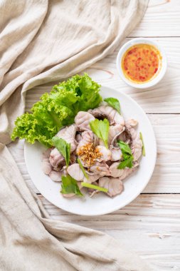 Soslu ve sebzeli haşlanmış balık sosu.