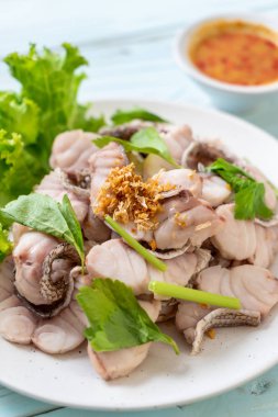 Soslu ve sebzeli haşlanmış balık sosu.