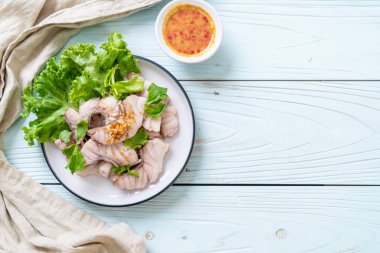 Soslu ve sebzeli haşlanmış balık sosu.