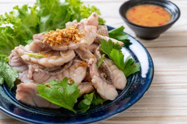 Soslu ve sebzeli haşlanmış balık sosu.