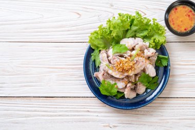 Soslu ve sebzeli haşlanmış balık sosu.