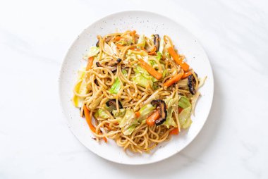 tavada kızartılmış yakisoba noodle sebzeli - vegan ve vejetaryen yiyecekler