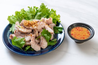 Soslu ve sebzeli haşlanmış balık sosu.