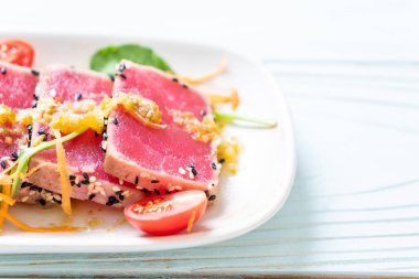 Taze orkinos ile baharatlı salata sosu - ham sağlıklı gıda