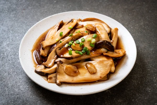 İstiridye soslu kızarmış kral istiridye mantarı. Sağlıklı, vejetaryen ya da vejetaryen yemek tarzı.