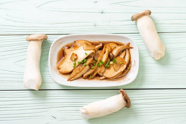 İstiridye soslu kızarmış kral istiridye mantarı. Sağlıklı, vejetaryen ya da vejetaryen yemek tarzı.