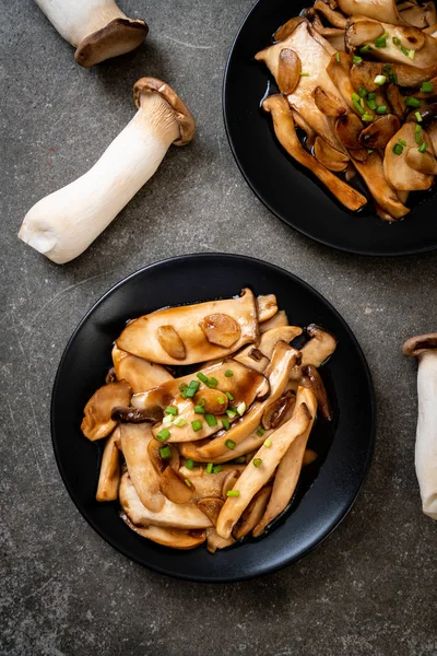 İstiridye soslu kızarmış kral istiridye mantarı. Sağlıklı, vejetaryen ya da vejetaryen yemek tarzı.