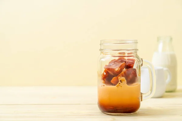 Thaise Thee Ijsblokje Met Melk Houten Achtergrond — Stockfoto