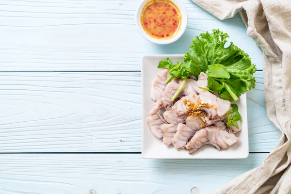 Soslu ve sebzeli haşlanmış balık sosu.