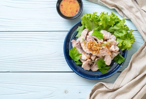 Soslu ve sebzeli haşlanmış balık sosu.