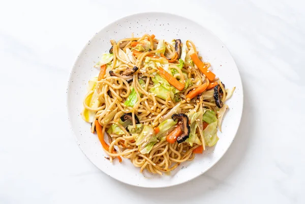 tavada kızartılmış yakisoba noodle sebzeli - vegan ve vejetaryen yiyecekler