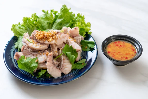 Soslu ve sebzeli haşlanmış balık sosu.