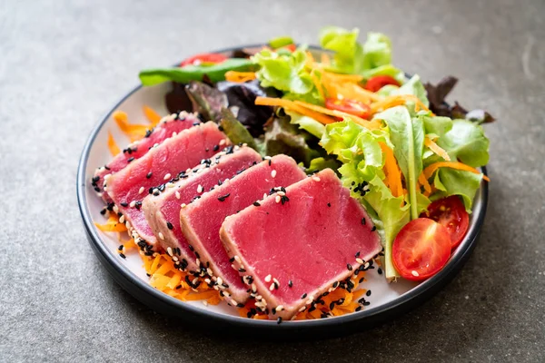 Taze ton balığı ve sebze salatası. Sağlıklı yemek.