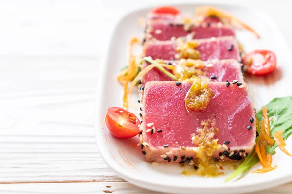 Taze orkinos ile baharatlı salata sosu - ham sağlıklı gıda