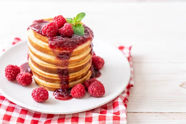 Taze ahududu ve frambuaz sos ile gözleme