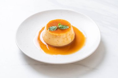 Naneli ev yapımı karamel kremalı puding.