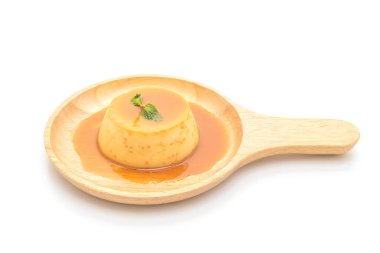 Ev yapımı karamel kremalı puding beyaz arka plan üzerinde izole