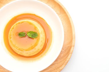 Ev yapımı karamel kremalı puding beyaz arka plan üzerinde izole