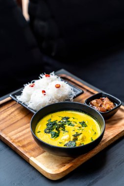 Tay çorbası ile Yengeç ve Hindistan cevizi sütü - Tay gıda tarzı köri