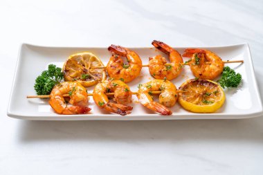 Limon - deniz ürünleri tarzı ile ızgara kaplan karides şiş