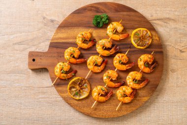 Limon - deniz ürünleri tarzı ile ızgara kaplan karides şiş