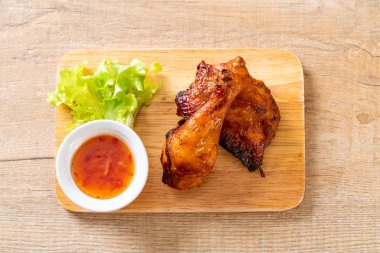 Masada ızgara ve ızgara tavuk.