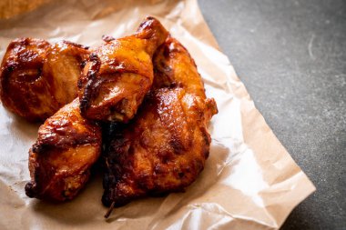 Masada ızgara ve ızgara tavuk.