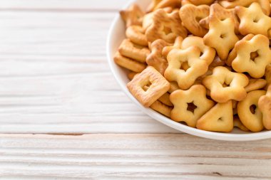 Kahveli bisküvi krakeri.