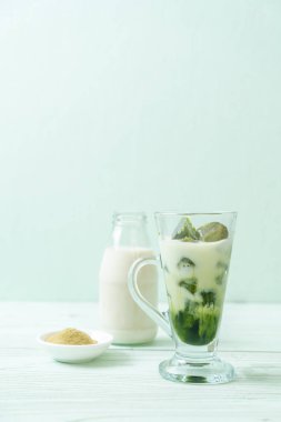 Matcha yeşil çay buzlu cam sütlü