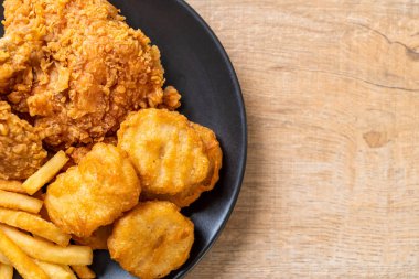 Kızarmış tavuk, patates kızartması ve nugget yemeği. Abur cubur ve sağlıksız yemek.