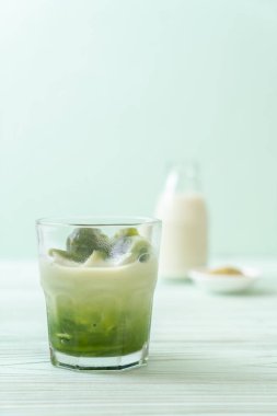 Matcha yeşil çay buzlu cam sütlü