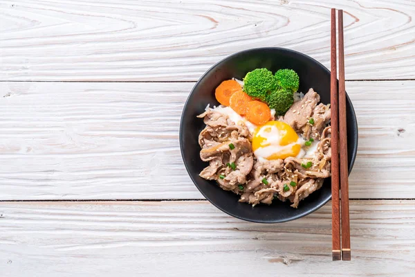 Donburi, domuz eti Pilav kasesi onsen yumurta ve sebze - Japon gıda tarzı