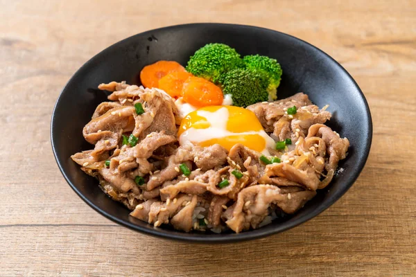 Donburi, domuz eti Pilav kasesi onsen yumurta ve sebze - Japon gıda tarzı
