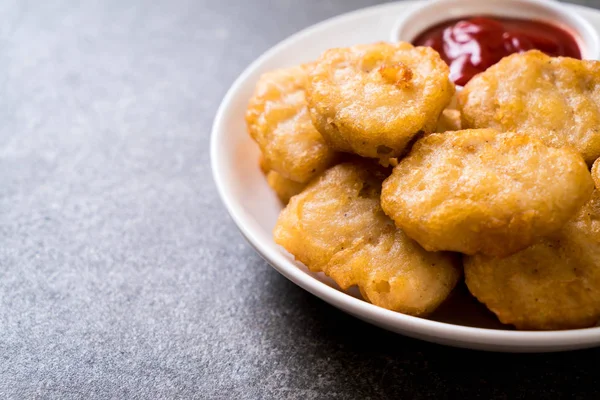 Soslu tavuk nugget, sağlıksız yemek.