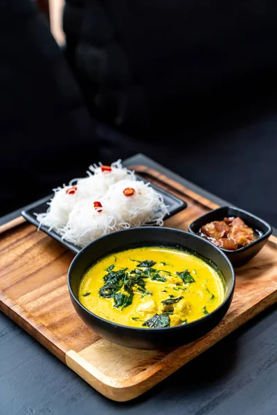 Tay çorbası ile Yengeç ve Hindistan cevizi sütü - Tay gıda tarzı köri