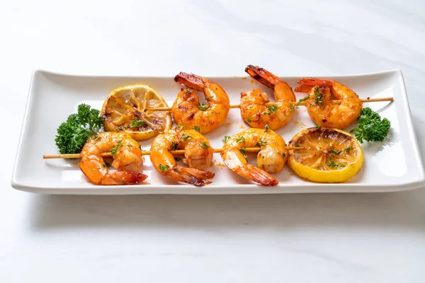 Limon - deniz ürünleri tarzı ile ızgara kaplan karides şiş