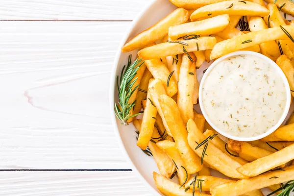 Soslu patates kızartması - sağlıksız yemek.