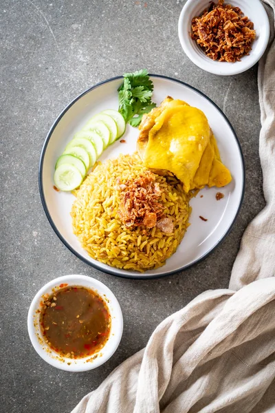 Tavuk - Müslüman gıda tarzı ile Müslüman sarı pirinç