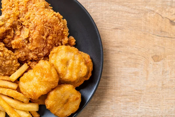 Kızarmış tavuk, patates kızartması ve nugget yemeği. Abur cubur ve sağlıksız yemek.