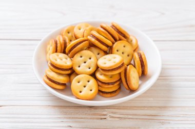 Hindistan cevizli bisküvi ve ananas reçeli.