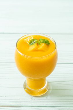 taze mango smoothies - sağlıklı yiyecek ve içecek konsepti