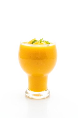 Beyaz arka plan üzerinde izole taze mango smoothies