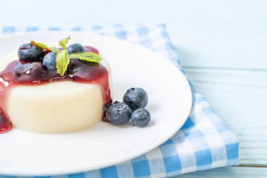 yoğurt puding taze yaban mersini - sağlıklı yemek ve tatlı ile