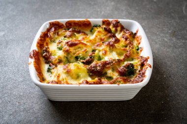 Peynirli fırında karnabahar ve brokoli graten