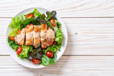 ızgara tavuk salata sebze - sağlıklı gıda tarzı ile