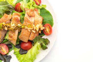 Beyaz arka plan üzerinde izole salata sebzeli ızgara tavuk