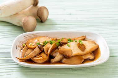 İstiridye soslu kızarmış kral istiridye mantarı. Sağlıklı, vejetaryen ya da vejetaryen yemek tarzı.