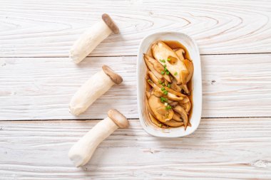 İstiridye soslu kızarmış kral istiridye mantarı. Sağlıklı, vejetaryen ya da vejetaryen yemek tarzı.